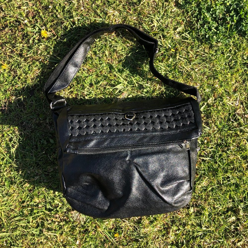 Black Messenger Bag type Everyday Bag